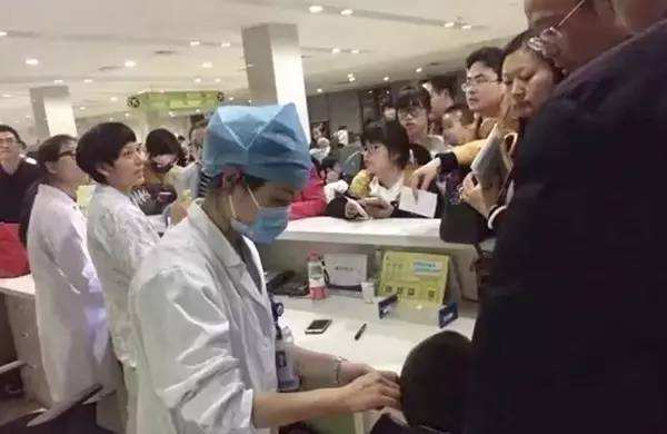 宝宝手起脓泡是怎么回事,婴儿手肿起好多小泡