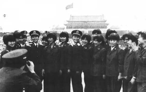 无檐军帽,无檐帽女军官