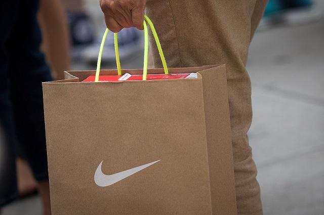 宝妈给儿子买衣服,儿子想要买耐克