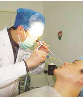 仰头喷鼻药水遗害无穷，你是否也在这样做？