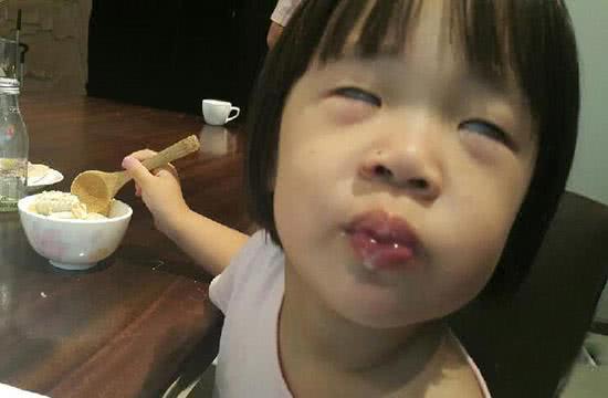 看小S如何花式坑女儿?轮番上演*袜丝**套头,心疼老三经常被套路