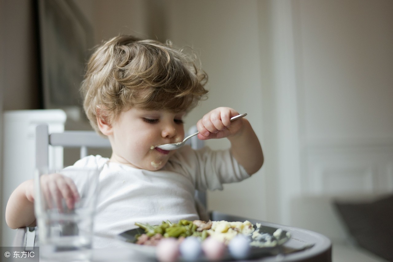 孩子总是要大人喂饭该怎么办,孩子要喂饭怎么办一招就搞定