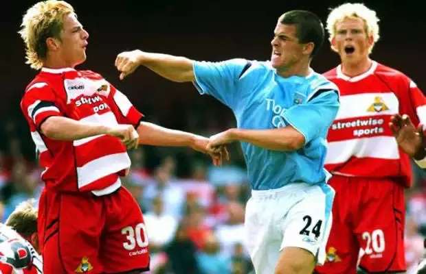 立刻滚出球场!这种人不配踢足球!足球场不是你出气的地方