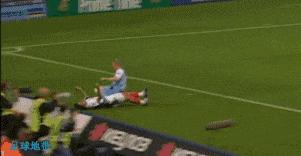 立刻滚出球场!这种人不配踢足球!足球场不是你出气的地方