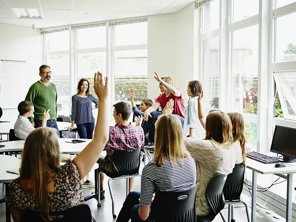 我打开朋友圈诋毁中国的热文，被其中的险恶用心吓到了！