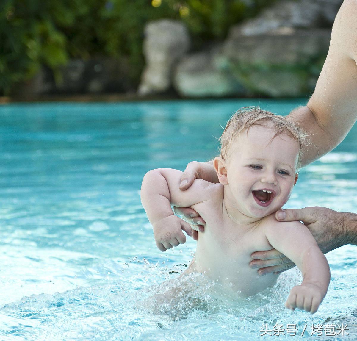 自己在家怎么让宝宝游泳,花钱给宝宝洗澡游戏攻略