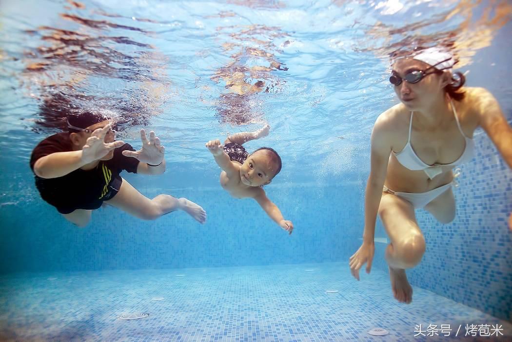 自己在家怎么让宝宝游泳,花钱给宝宝洗澡游戏攻略