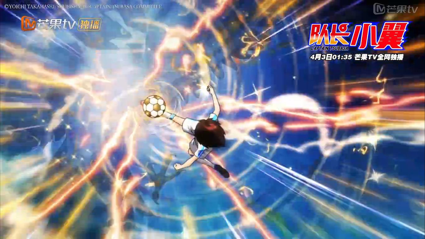 足球场上队员的暖心时刻,希望足球小将们团结奋进再创佳绩