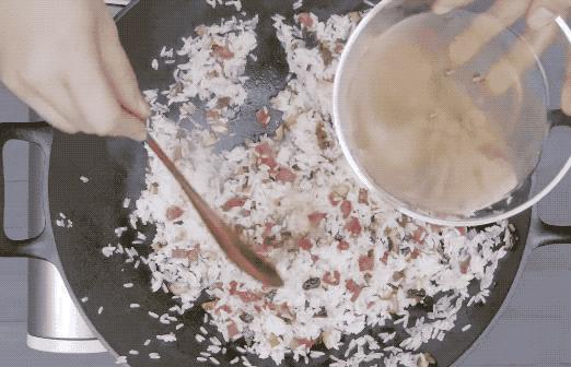 妈妈做的蛋炒饭真香,用生米不用鸡蛋的炒饭做法