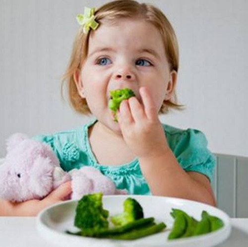 宝宝口腔有异味应该减少辅食吗,小宝宝口腔有异味是什么原因