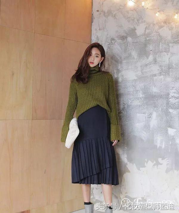 圆领卫衣长款百褶裙搭配图女款,百褶裙搭配卫衣搭配丝袜乐福鞋