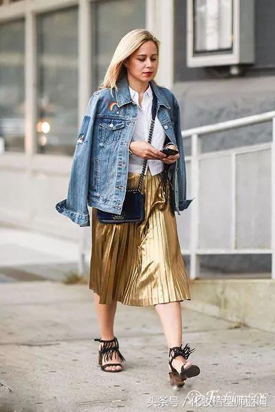 圆领卫衣长款百褶裙搭配图女款,百褶裙搭配卫衣搭配丝袜乐福鞋