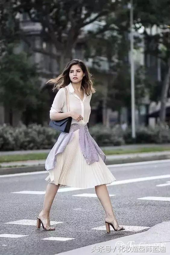 圆领卫衣长款百褶裙搭配图女款,百褶裙搭配卫衣搭配丝袜乐福鞋