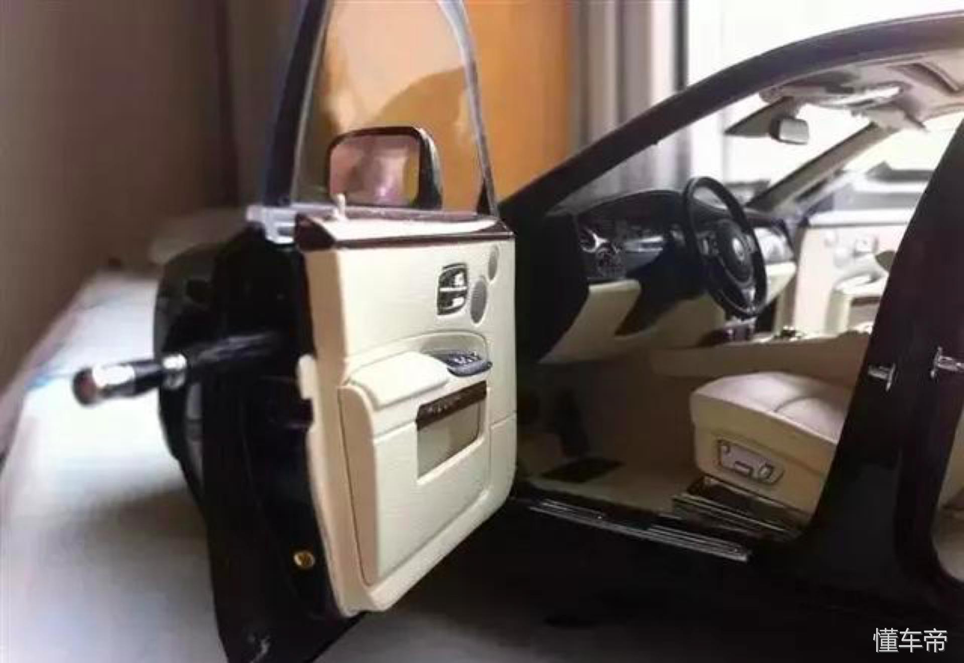 这把雨伞比YEEZY还贵？价值一万，揭秘劳斯莱斯前门雨伞，装X利器