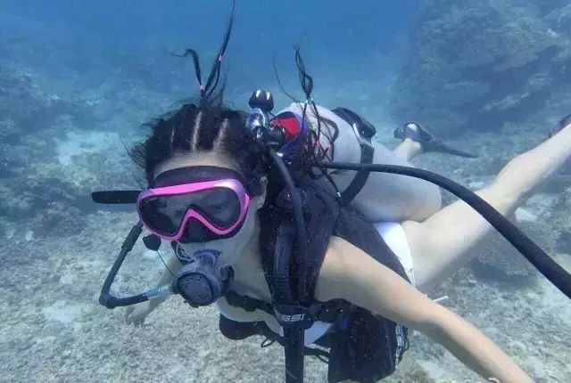 世界最年轻辣妈身材,比基尼走秀夏日套装欧美辣妈