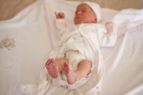 五岁女孩裤子发黄,五岁小女孩短裤发黄为什么