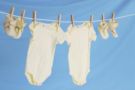 五岁女孩裤子发黄,五岁小女孩短裤发黄为什么