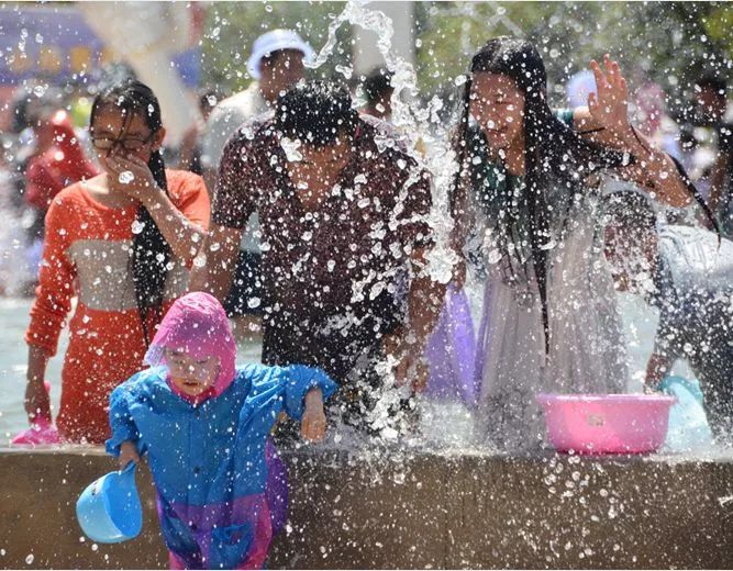 期待来云南的第一个泼水节,欢迎朋友们来云南泼水节