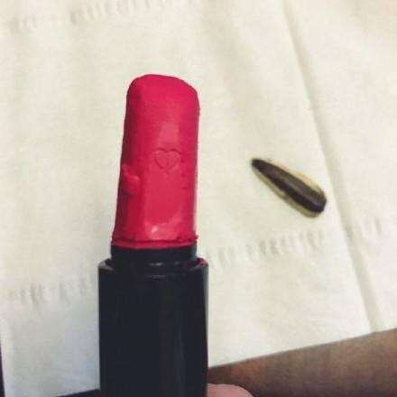 女生一不小心口红摔断了要怎么弄,女生口红弄断了怎么办