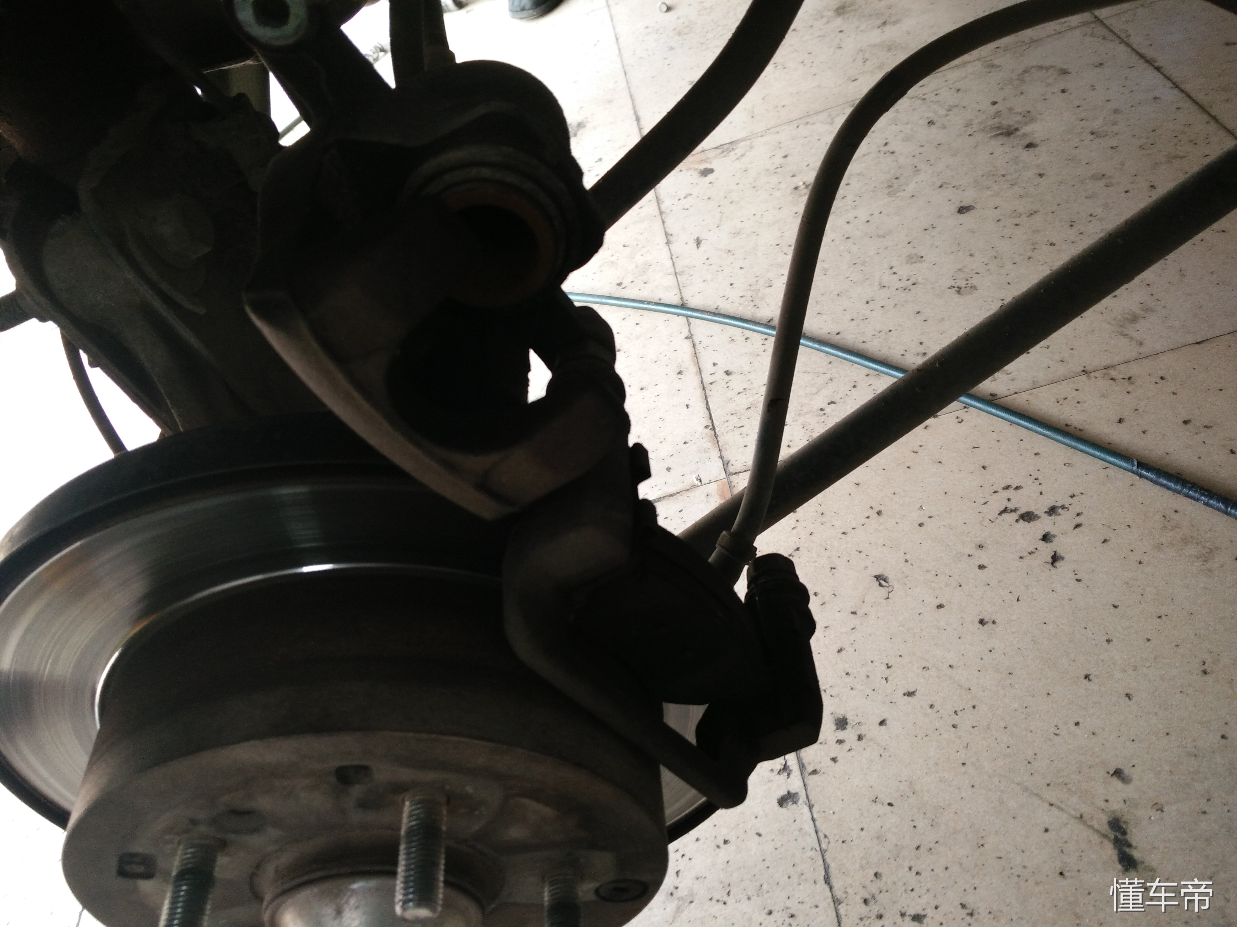 行驶过程中abs灯亮,行驶中abs灯亮过一会熄灭