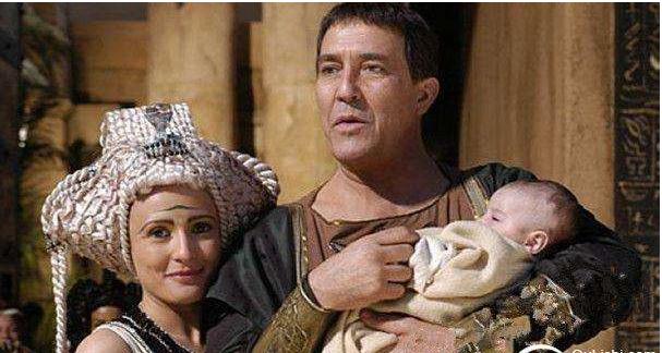 埃及艳后与凯撒结婚,埃及艳后儿子向凯撒行礼