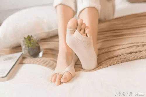 为什么女生穿丝袜脚容易出汗,女生脚穿袜子出汗是怎么回事