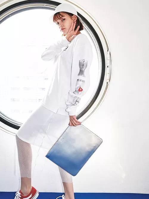 日本杂志揭载春夏最强搭配元素:LOGO字母T、透视裙