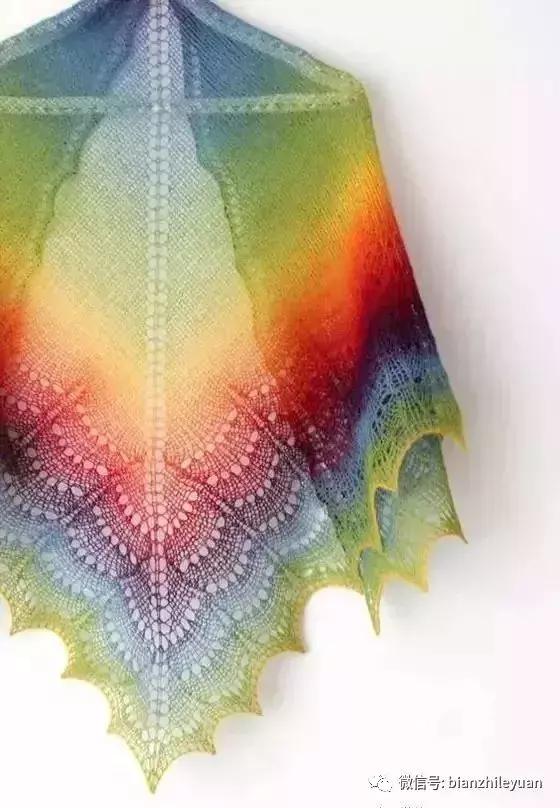 听说妈妈带着毛线披肩出游，画风是这样的……