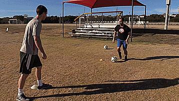 一人分享一个足球技巧,足球重心过人技巧