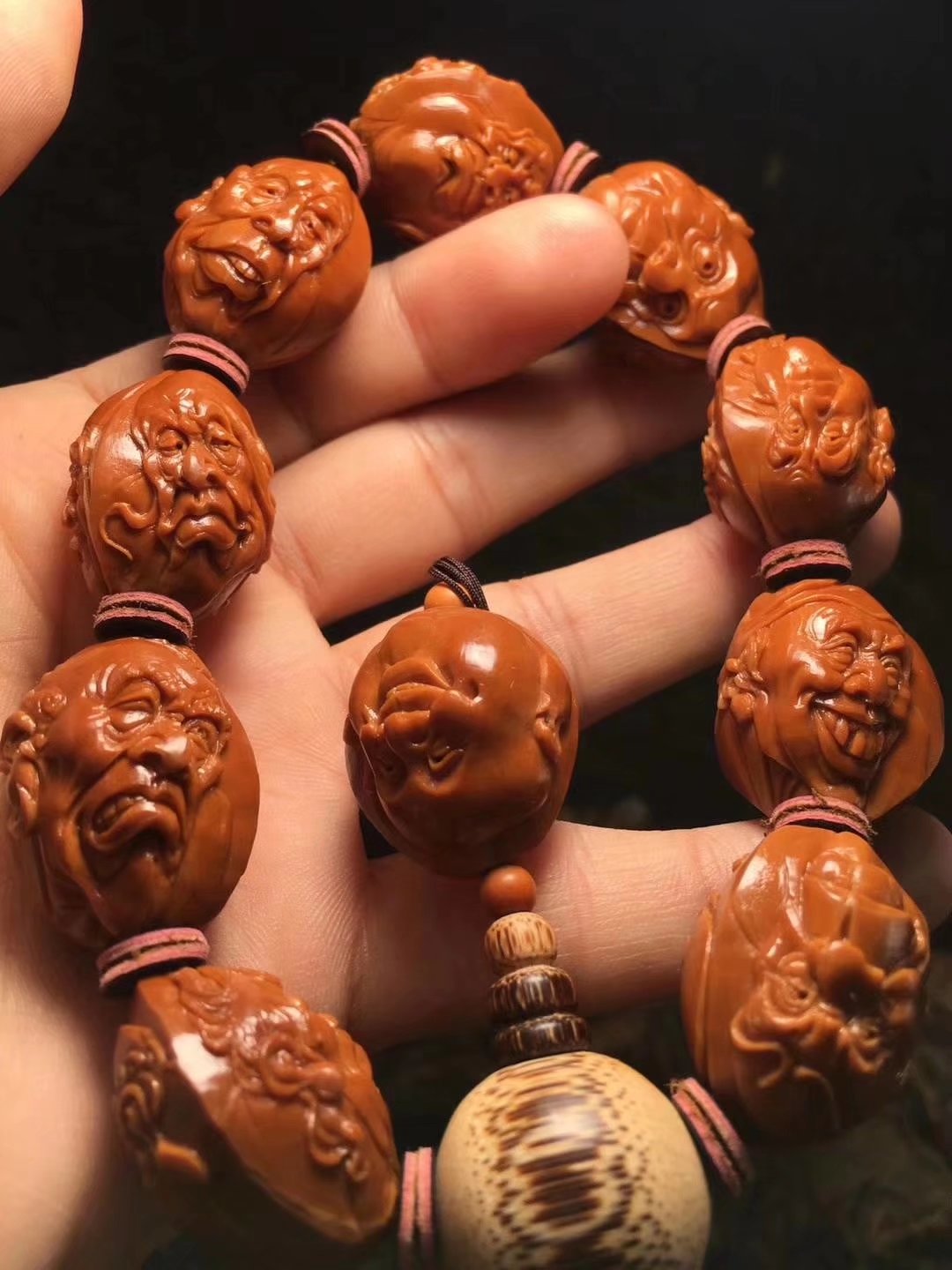 橄榄核雕有哪些套路,橄榄核小籽雕刻师