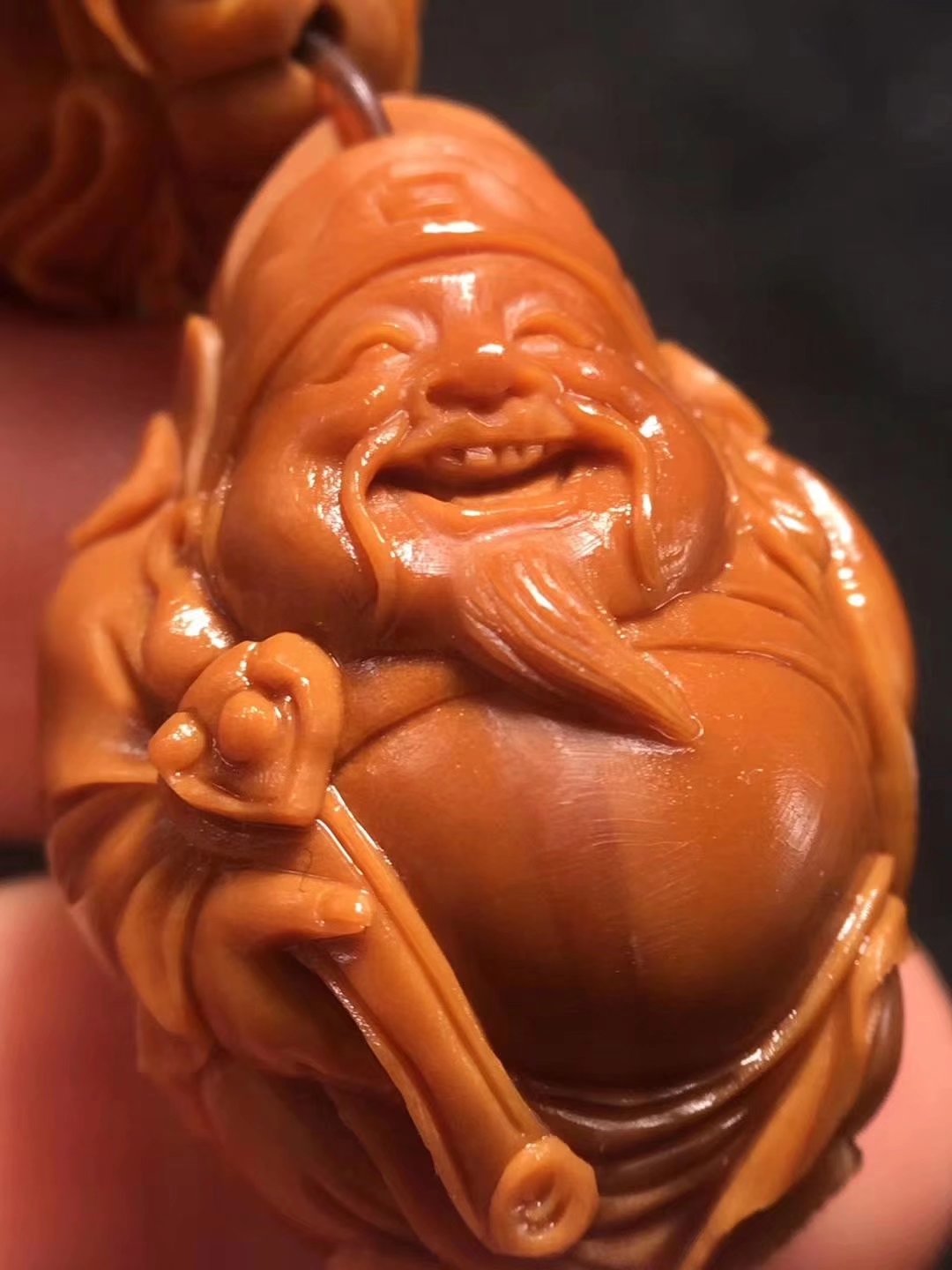 橄榄核雕有哪些套路,橄榄核小籽雕刻师