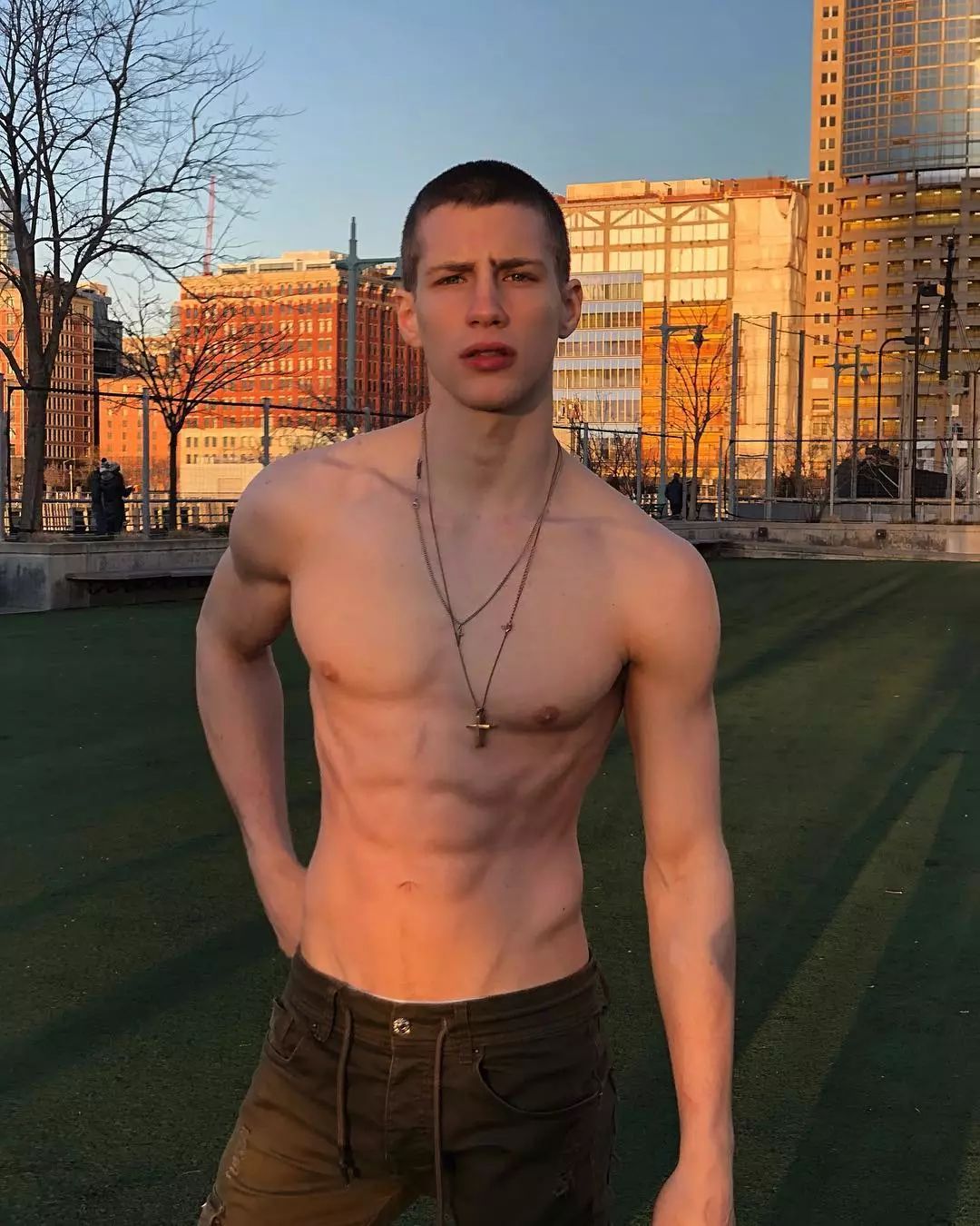 专门拍广告的男网红,专拍侧脸的男网红