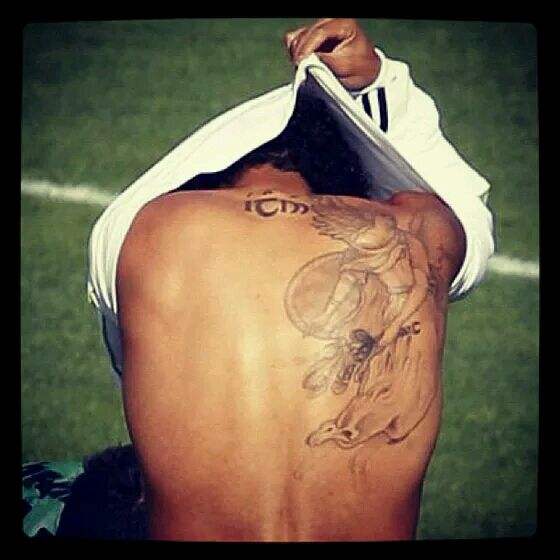 把欧冠奖杯纹在身上,皇马一条杠纹身球员