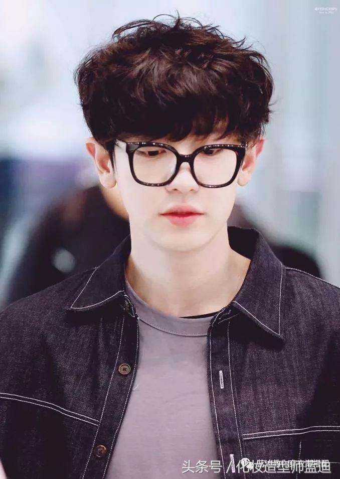 金俊勉，朴灿烈，都暻秀机场*服私**，活动*服私**搭配