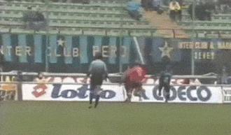 c罗神级倒钩对萨拉赫,足球史上第一个倒钩射门