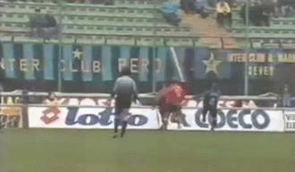 c罗神级倒钩对萨拉赫,足球史上第一个倒钩射门