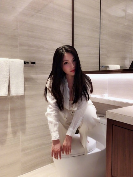 张靓颖蹲火锅桌上唱歌,张靓颖蹲