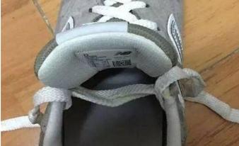 鞋舌老是歪向一边视频,鞋子上的鞋舌总是歪是什么原因