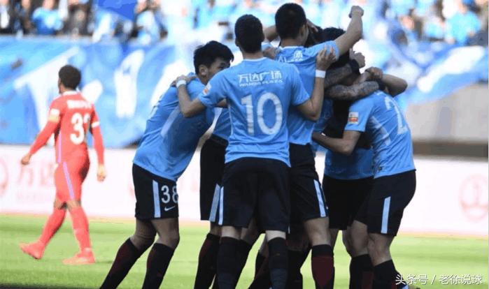 一天上热搜！“裁判林君”让中超蒙羞，“易建联摸头”为CBA添彩