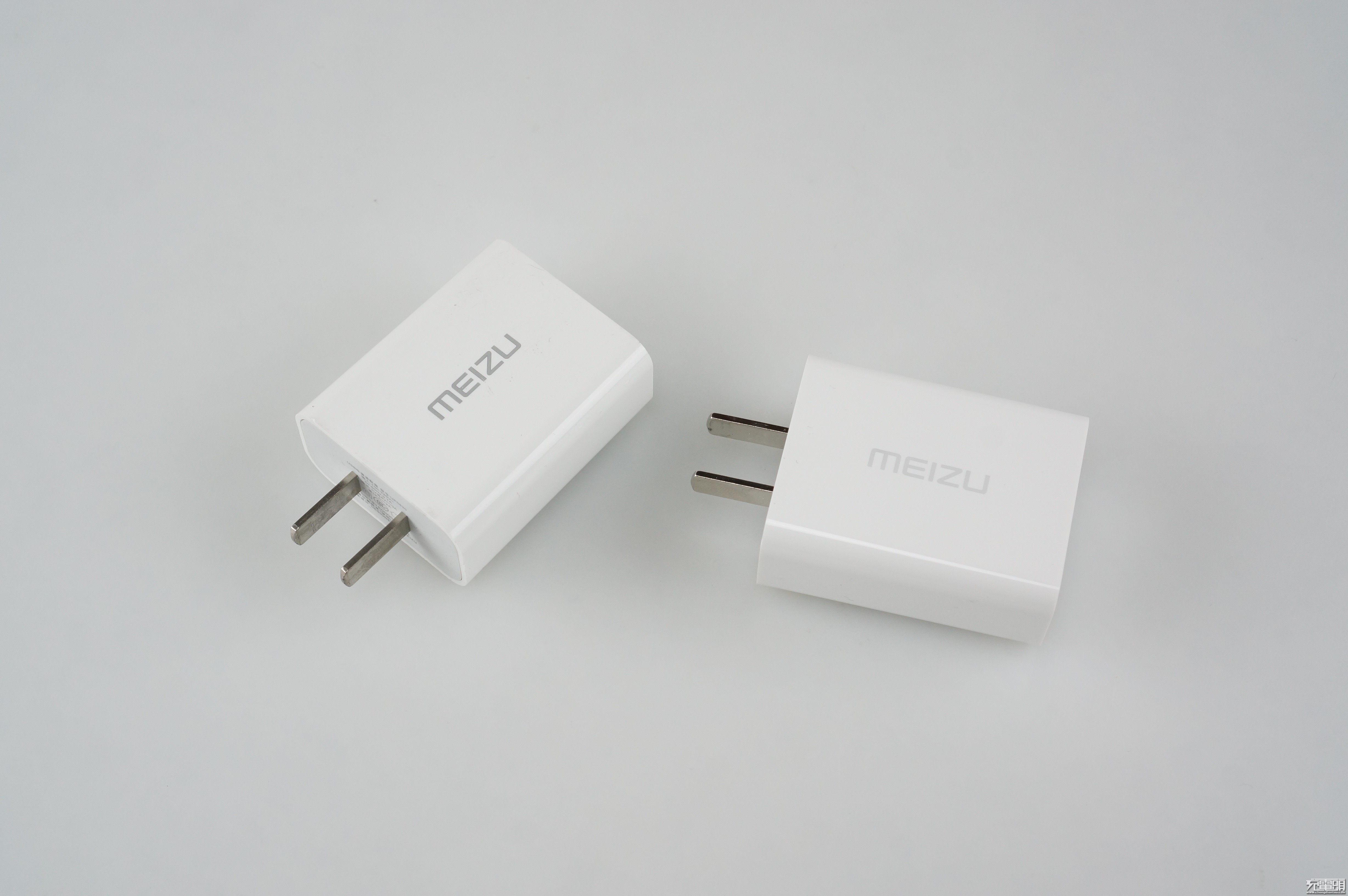 魅族充电器二换一,魅族原装充电器拆解