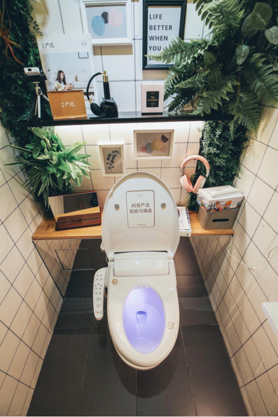 冒死闯进厕所*拍偷**，结果发现了......