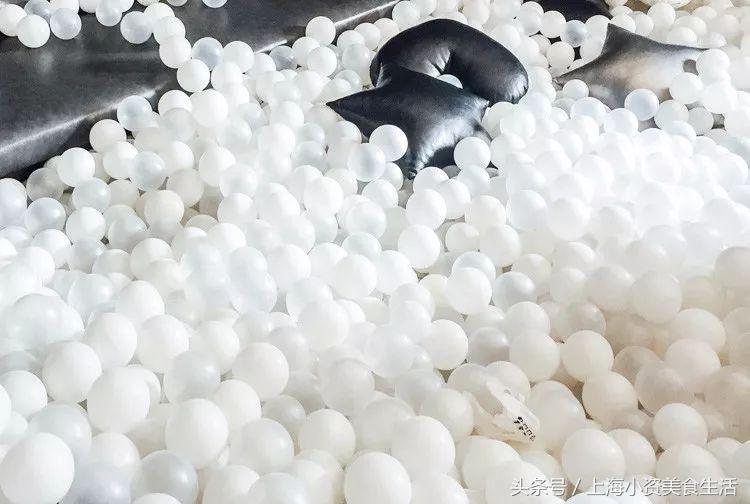 别再盯着霓虹灯拍了！海洋球主题店了解一下！