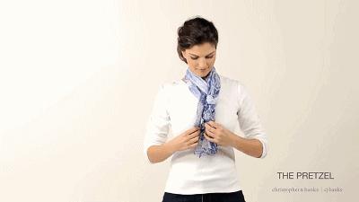 时尚高端珍珠扣丝巾高贵系法配饰,丝巾怎么系比较好看而且简单方便