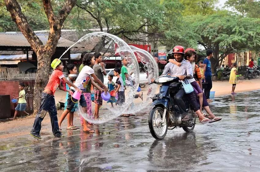 对不起！我要请假回家过泼水节，不然我们寨子要输了！