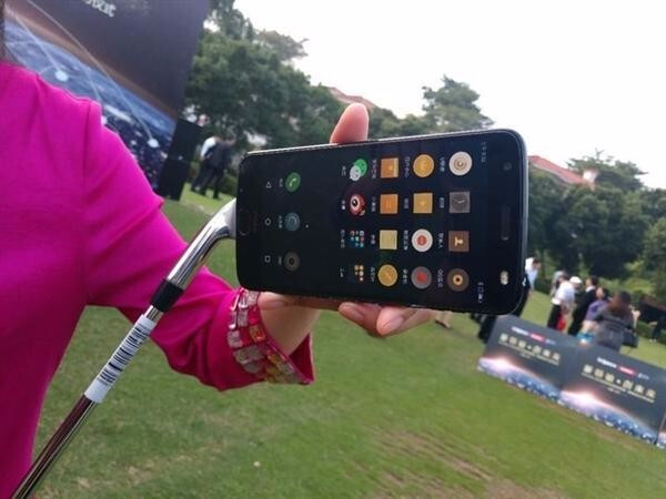 联想最贵的一次蒂花之秀？用MotoZ不碎屏手机玩桌球