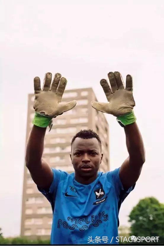 谁说打篮球就一定要穿好的球鞋,supreme白色足球衣