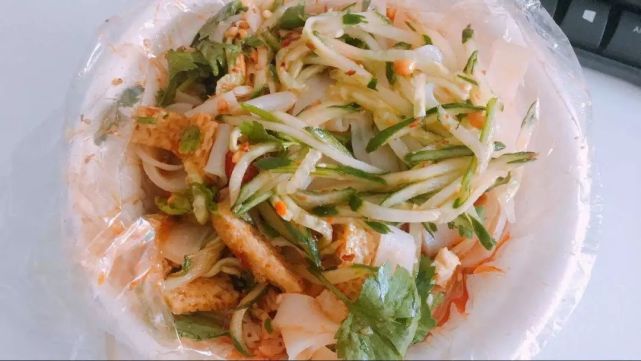 路边小摊的凉皮,街边的凉皮