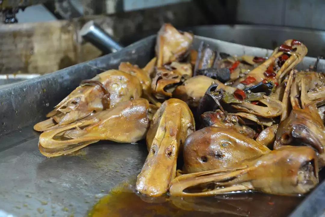 一天卖100斤面！阜阳这家刀削面，一到晚上门口就火到堵路