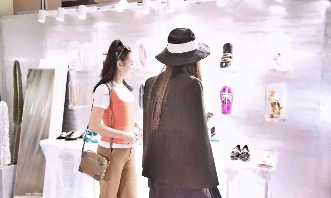 大学女教师辞职出道,大学女教师辞职