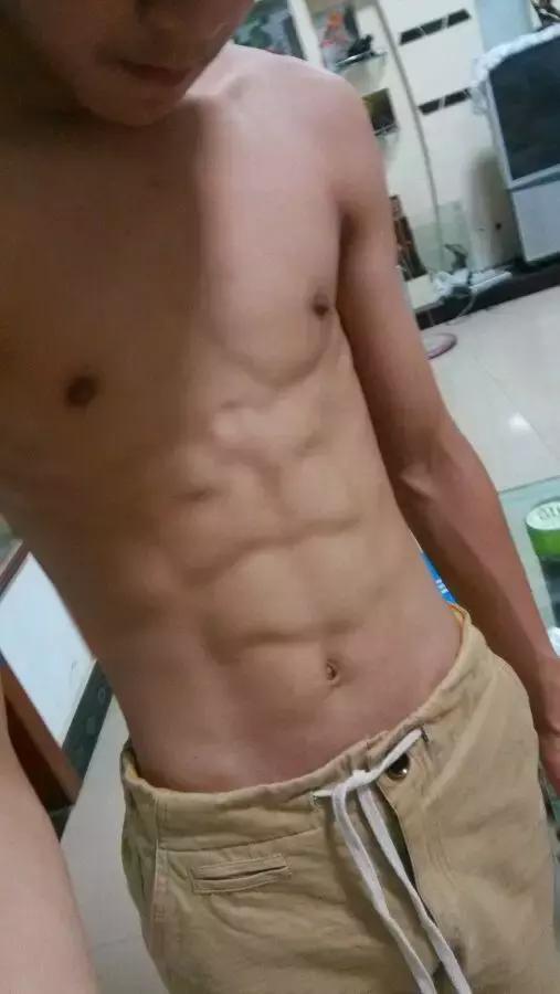 男人瘦如何穿搭,瘦的男人怎么穿搭有力量感